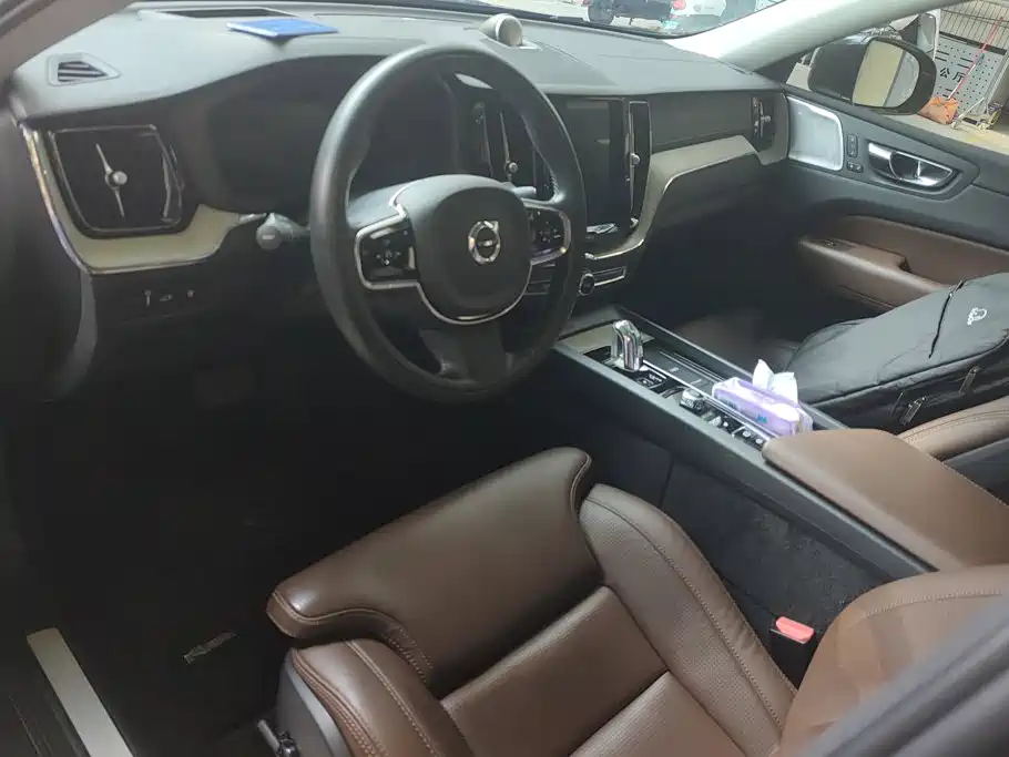 Volvo XC60 Plug-In Hybrid 2019 — фото 12