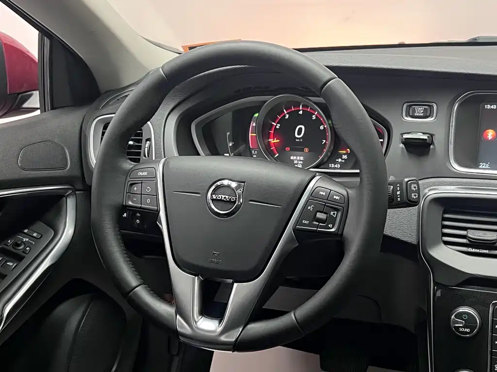 Volvo V40 2016 — фото 20