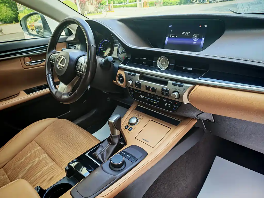 Lexus ES 2018 — фото 17