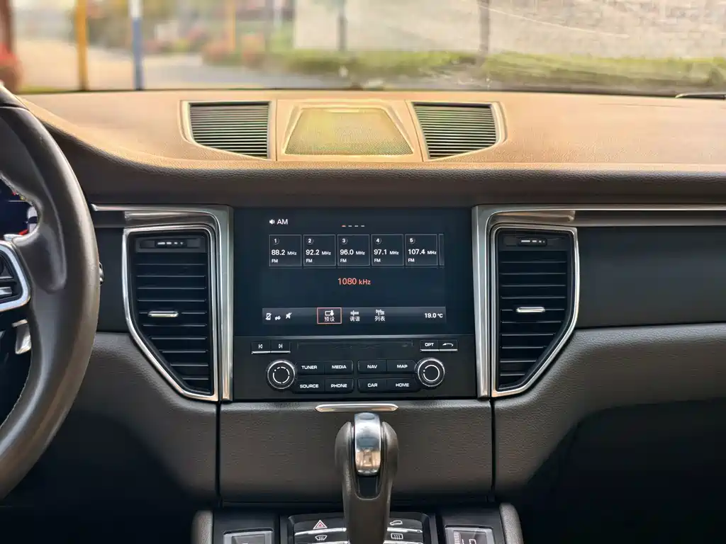 Porsche Macan 2017 — фото 18