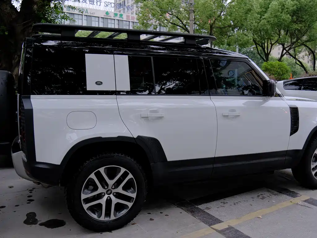 Land Rover Defender 2025