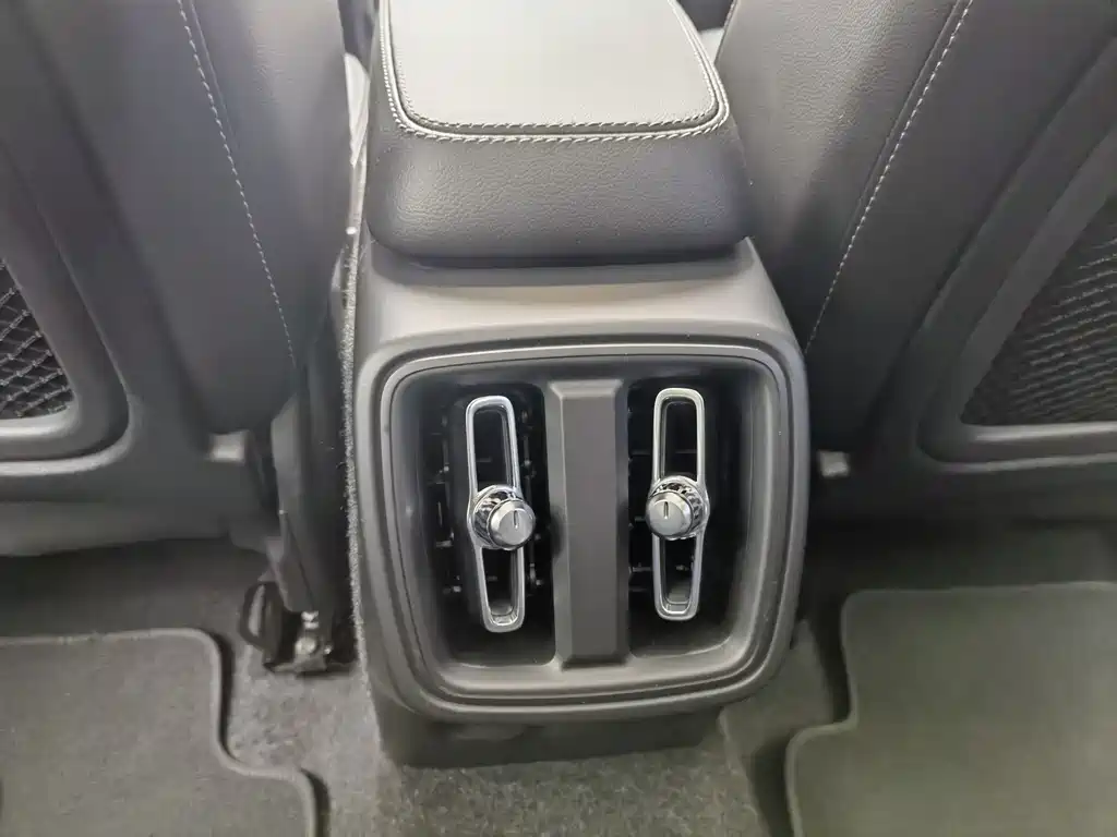 Volvo XC40 2023 — фото 11