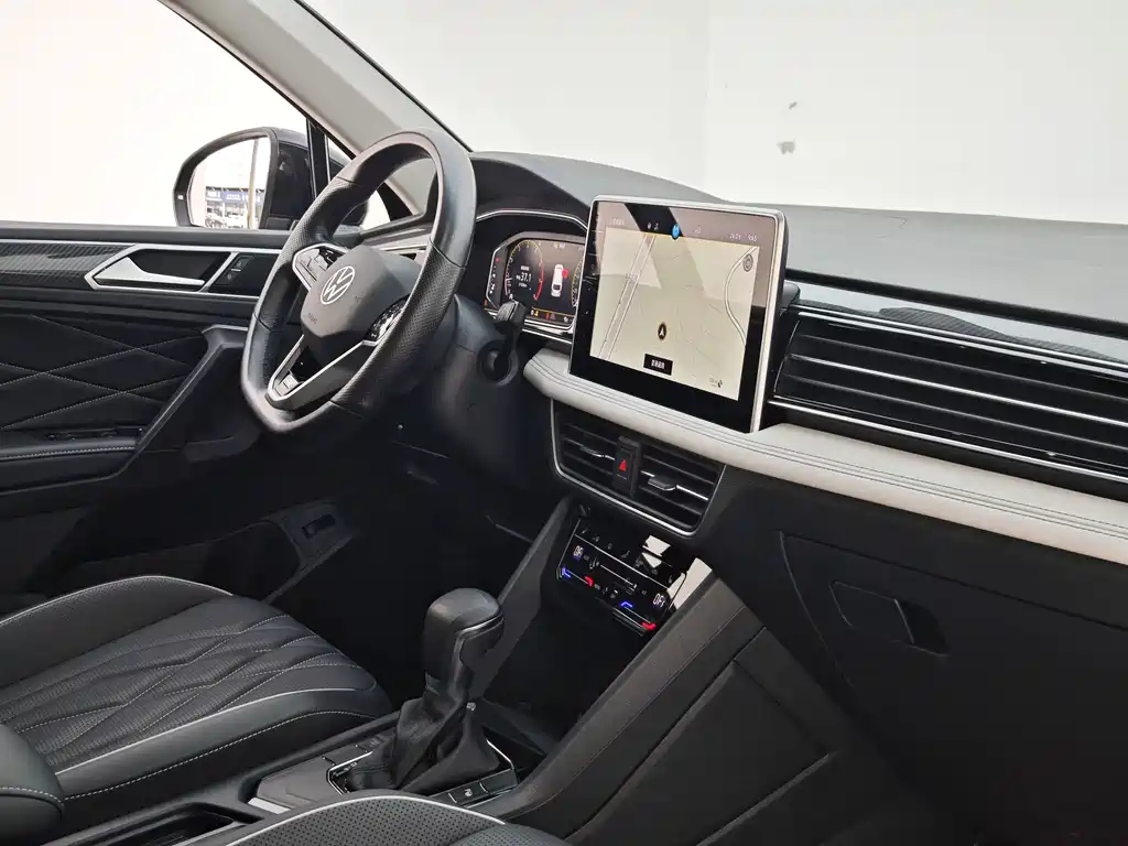 Volkswagen Tiguan L 2023 — фото 11