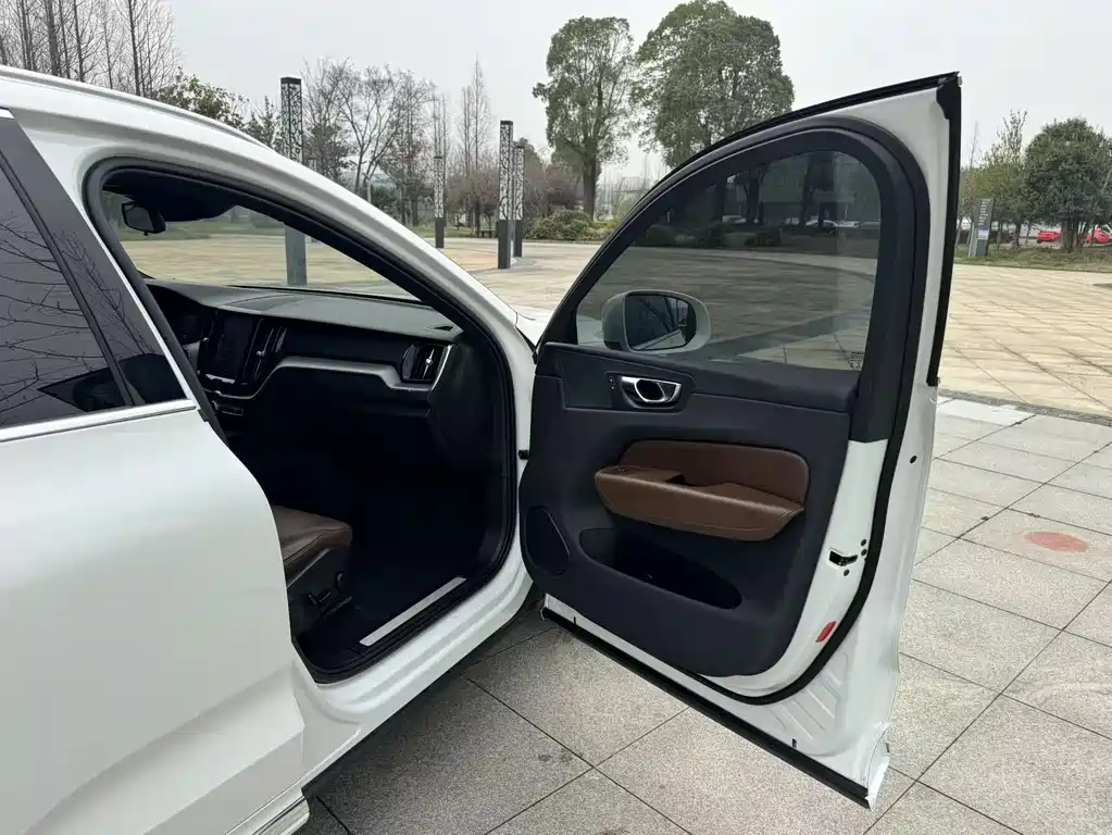 Volvo XC60 2021 — фото 25