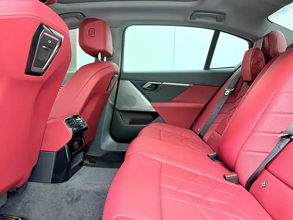 BMW 5 Series 2025 — фото 10