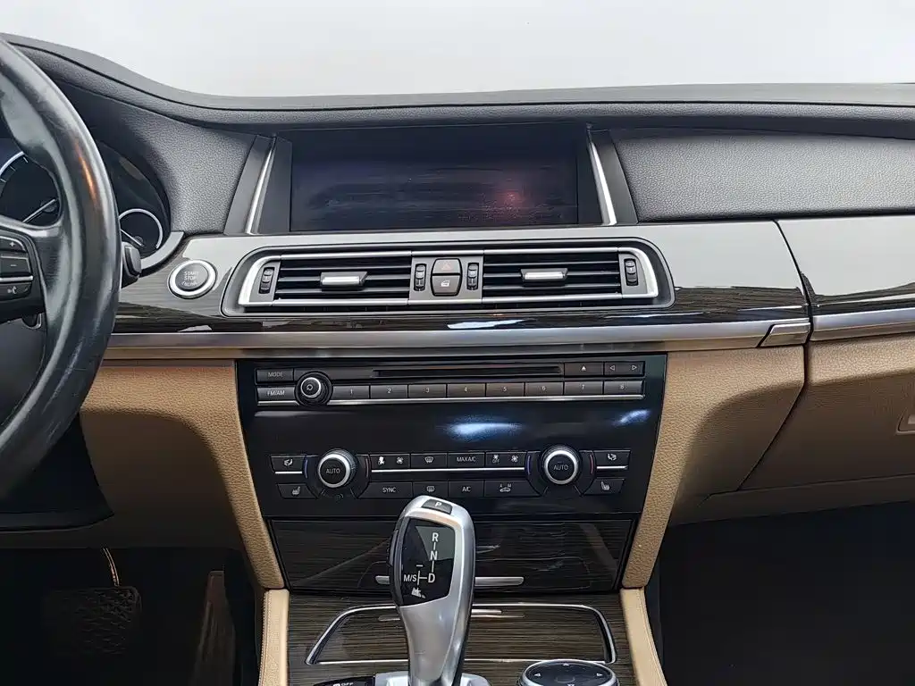 BMW 7 Series 2015 — фото 12