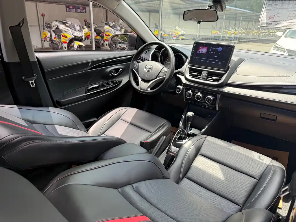 Toyota Yaris L 2022 — фото 12