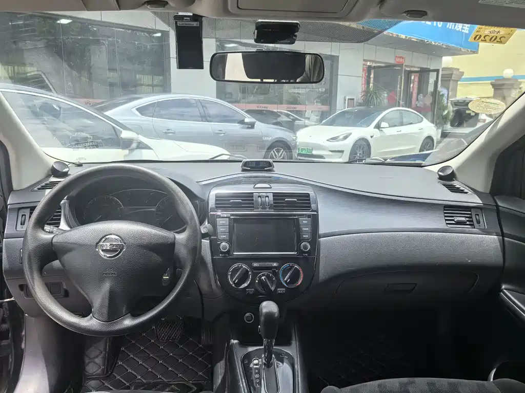 Nissan Tiida 2013
