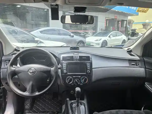 Nissan Tiida 2013