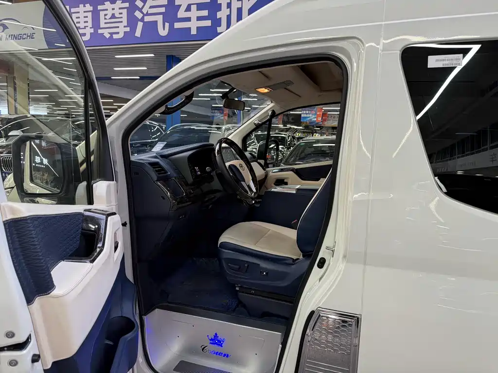 Toyota Hiace 2023 — фото 6