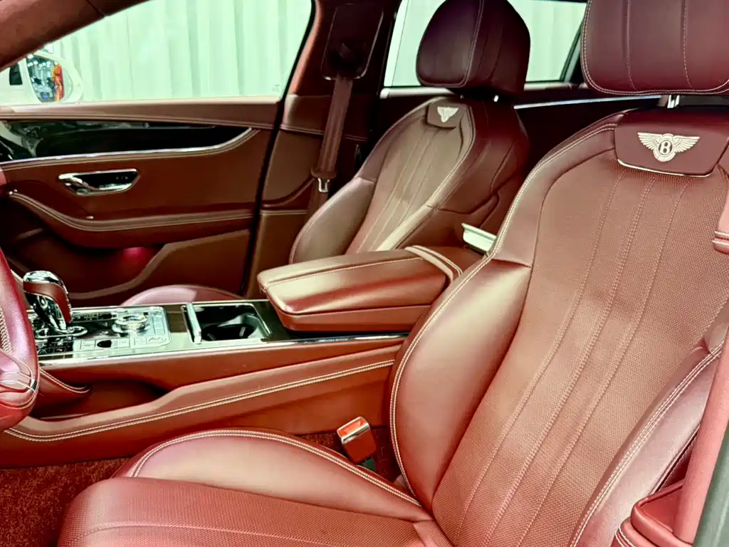 Bentley Flying Spur Plug-In Hybrid 2023 — фото 15