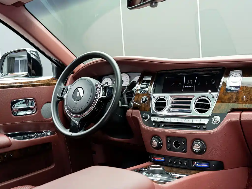 Rolls-Royce Ghost 2018 — фото 19