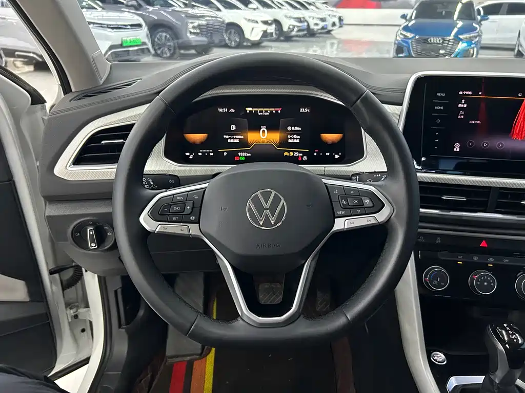 Volkswagen T-Roc 2023 — фото 10