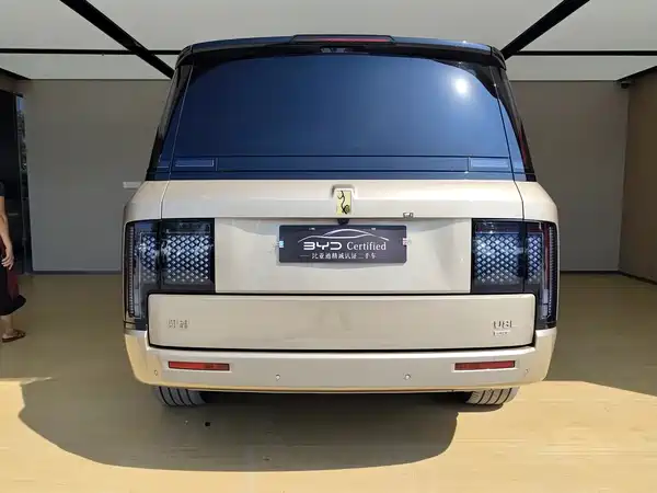 Yangwang U8 L 2025