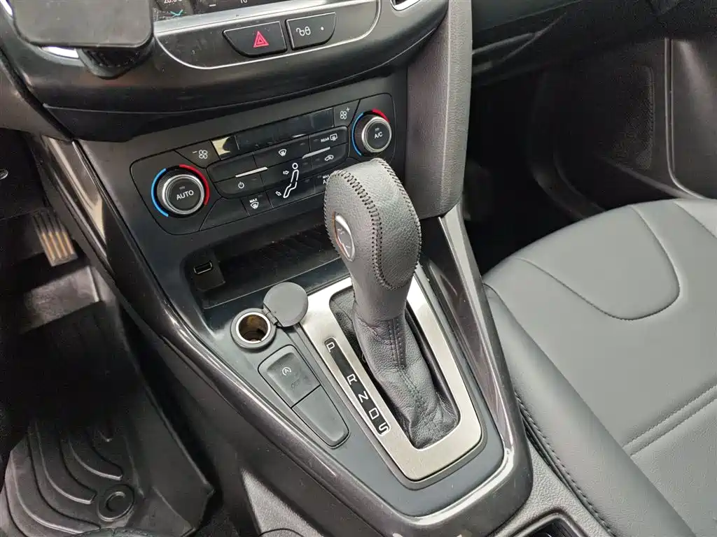 Ford Focus 2017 — фото 14