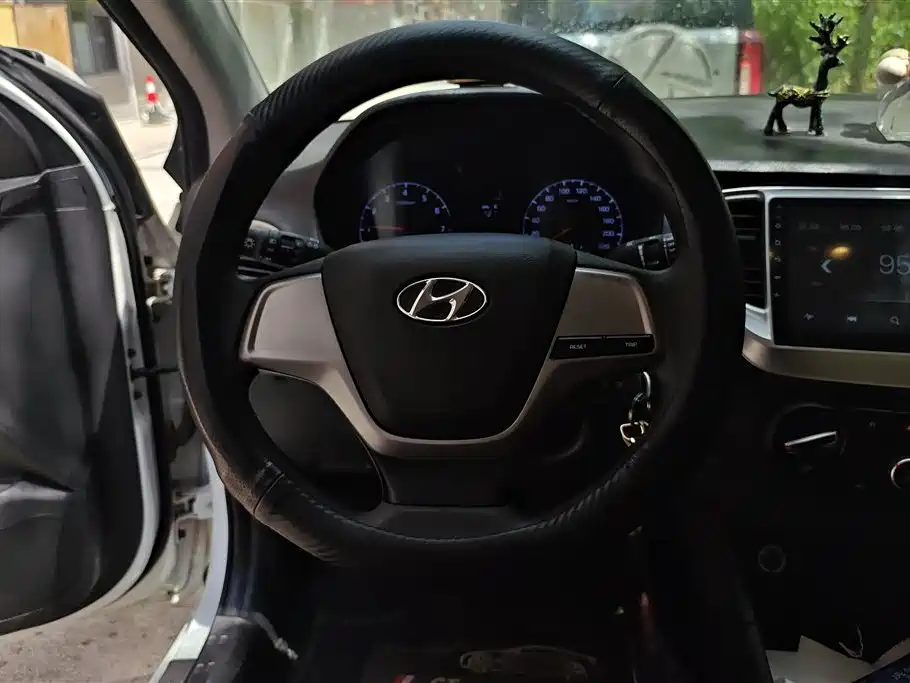 Hyundai Verna 2018 — фото 15