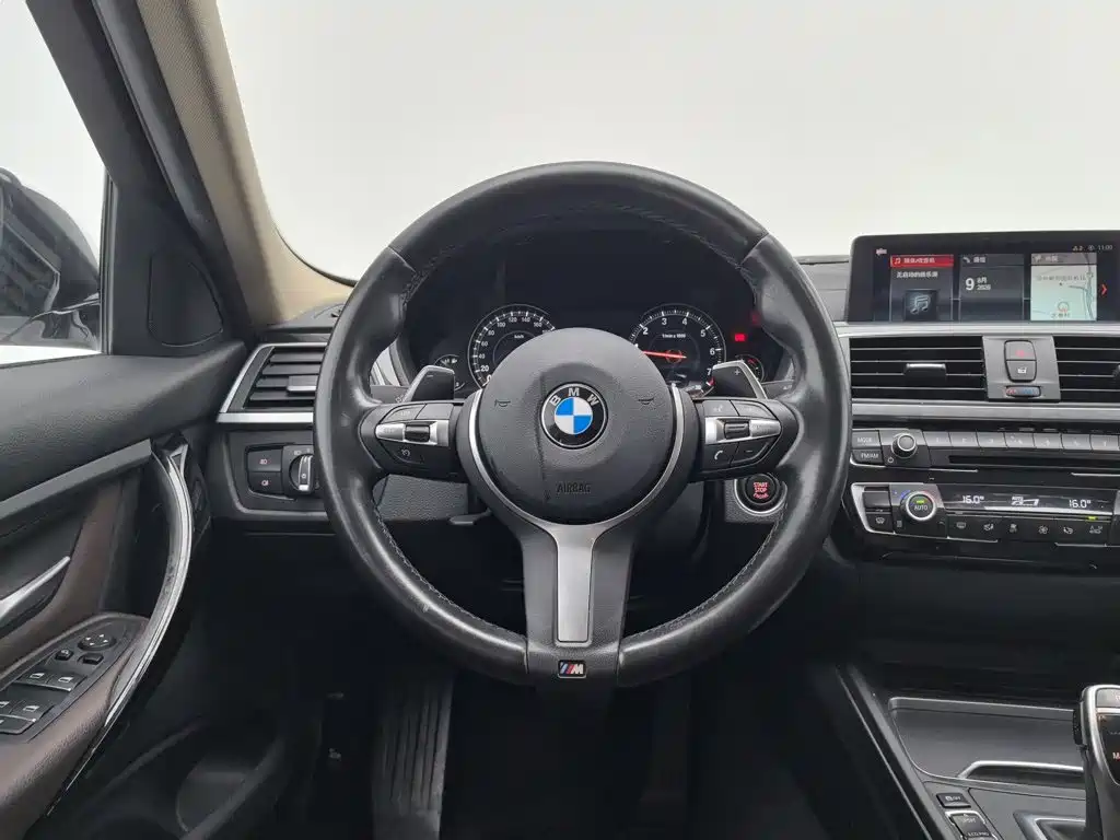 BMW 3 Series 2018 — фото 11