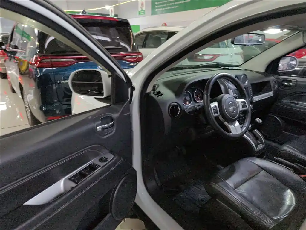 Jeep Compass 2015 — фото 16