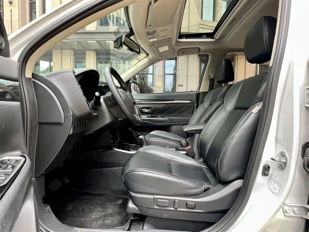 Mitsubishi Outlander 2021 — фото 18