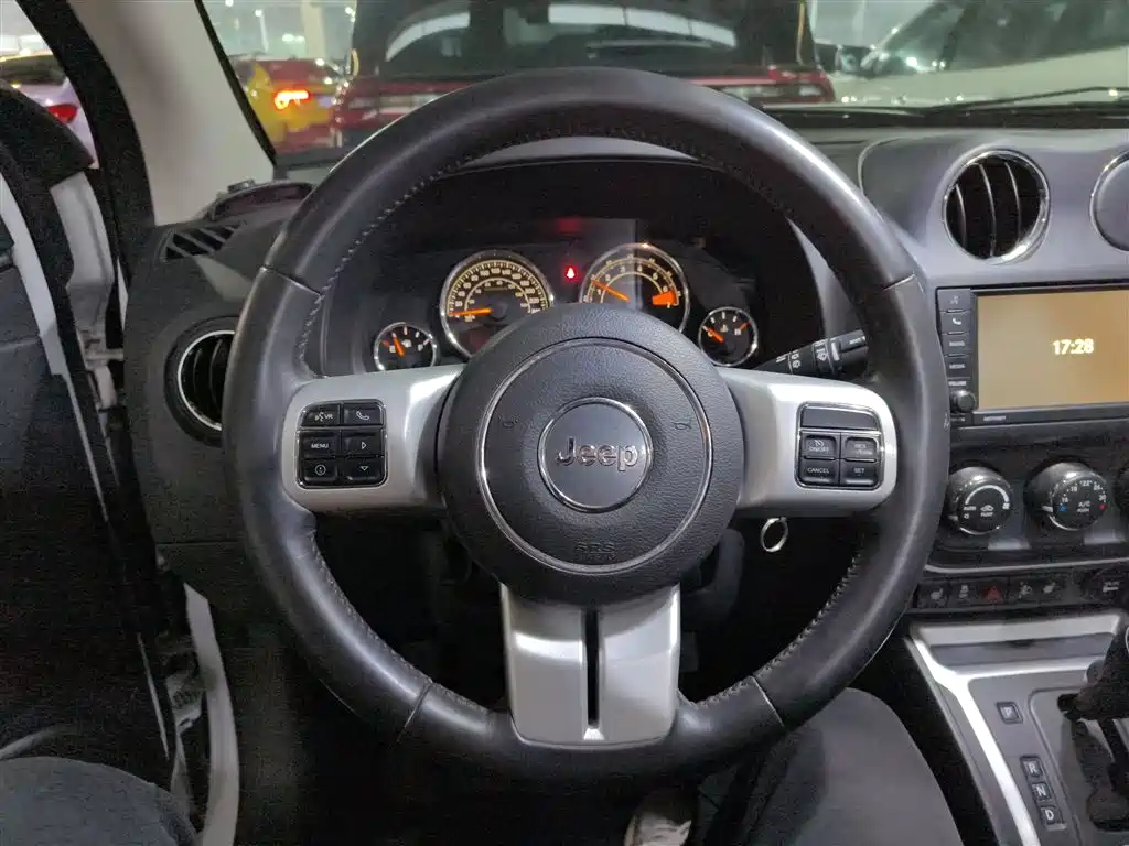 Jeep Compass 2015 — фото 11
