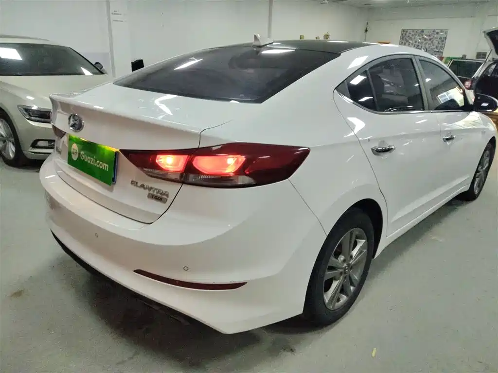 Hyundai Elantra 2018 — фото 5