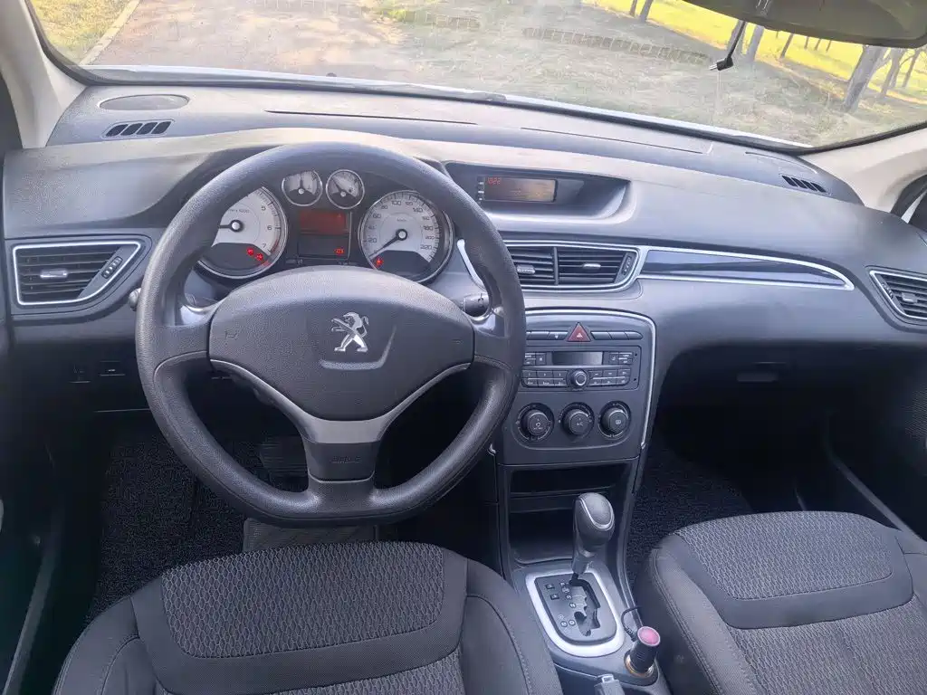 Peugeot 308 2015 — фото 13