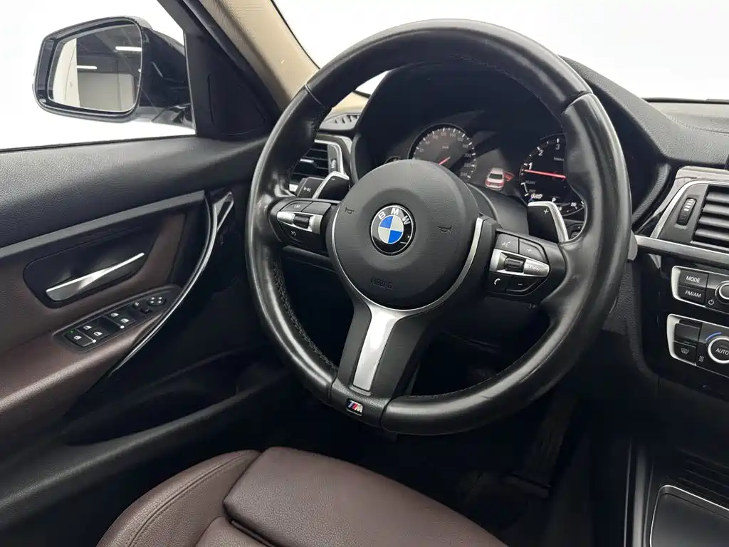 BMW 3 Series 2018 — фото 10