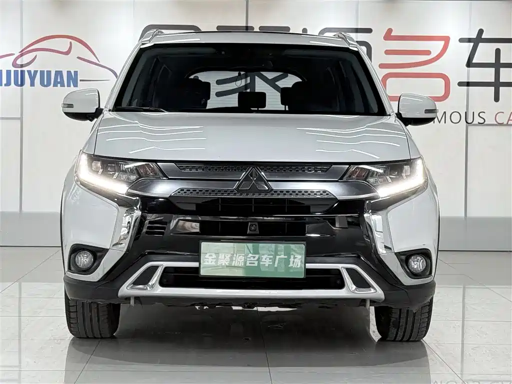 Mitsubishi Outlander 2020 — фото 2