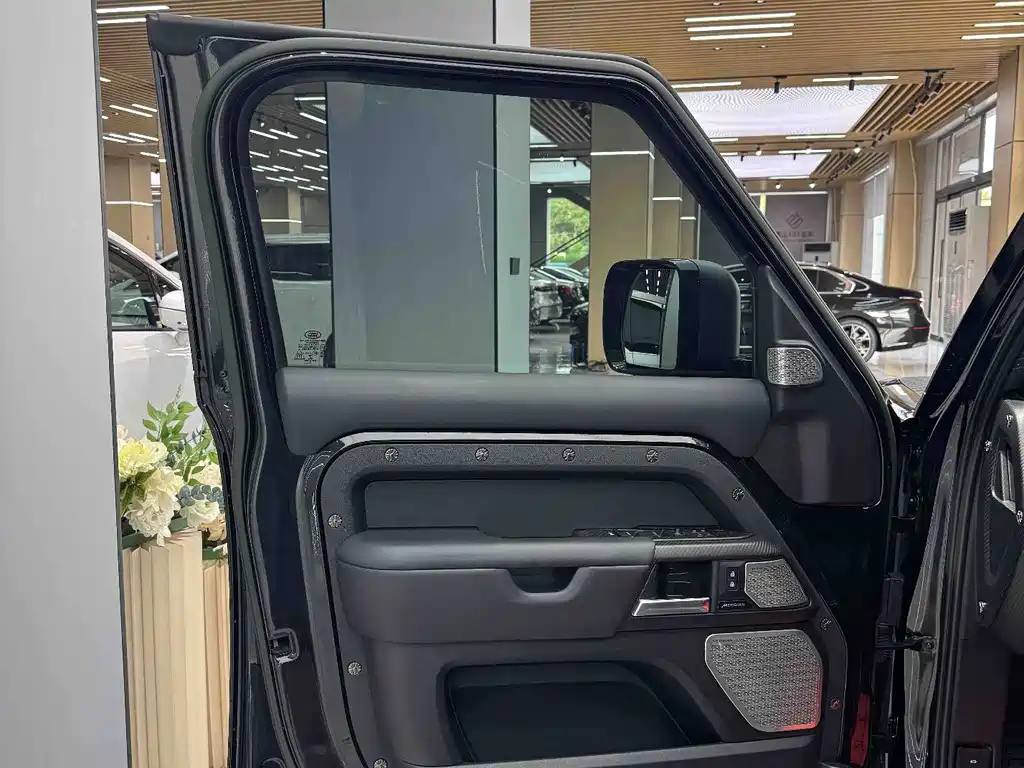 Land Rover Defender 2023 — фото 12
