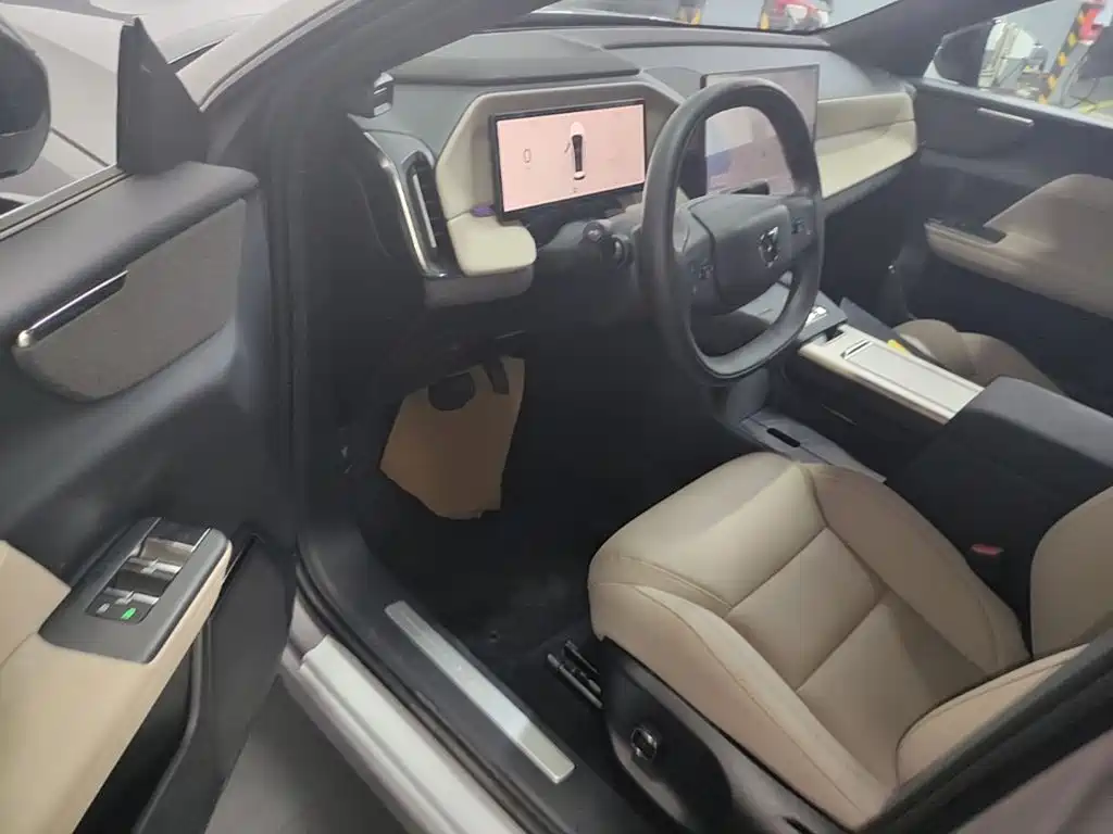Volvo XC70 Plug-In Hybrid 2025 — фото 16