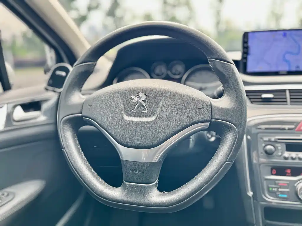 Peugeot 308 2014 — фото 11