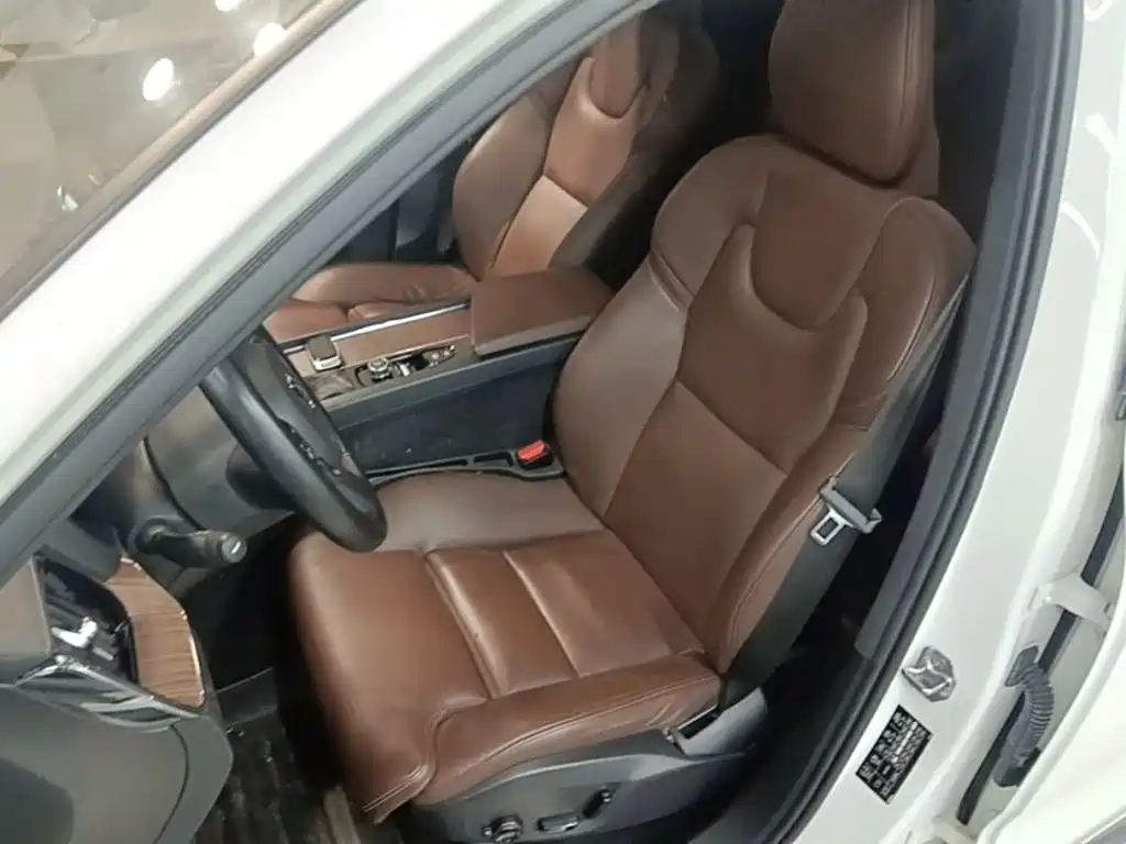 Volvo XC60 2021 — фото 15