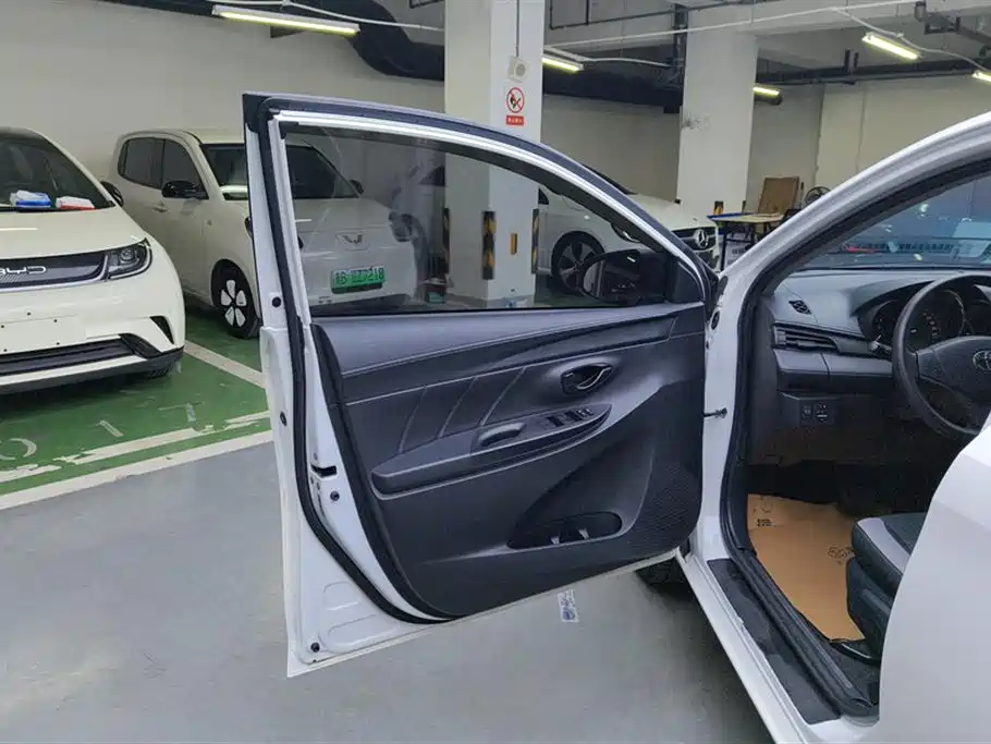Toyota Yaris L 2021 — фото 7