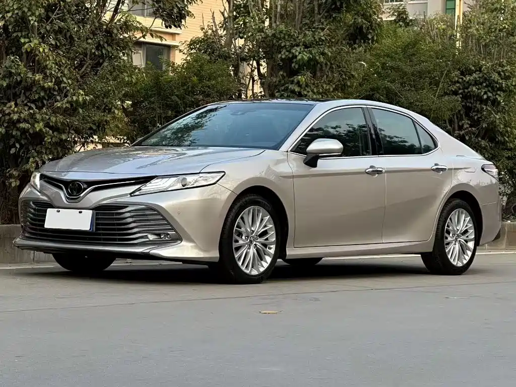 Toyota Camry 2018 — фото 1