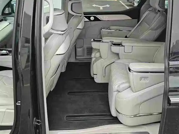 Volvo EM90 2024