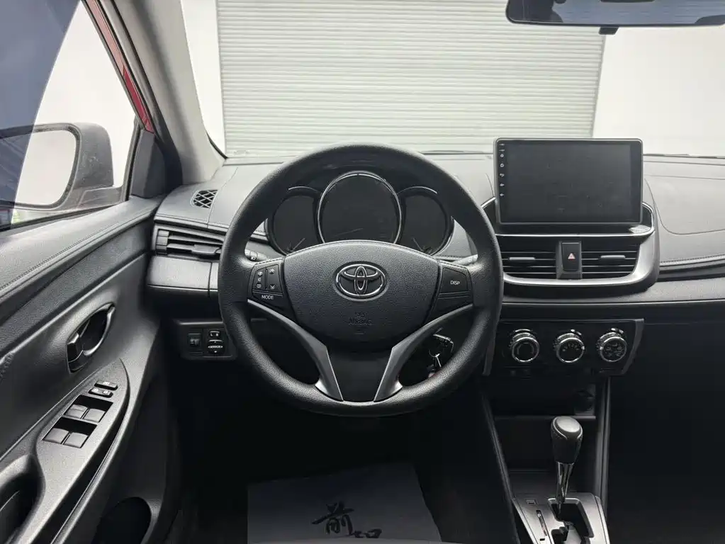 Toyota Yaris L 2022 — фото 12