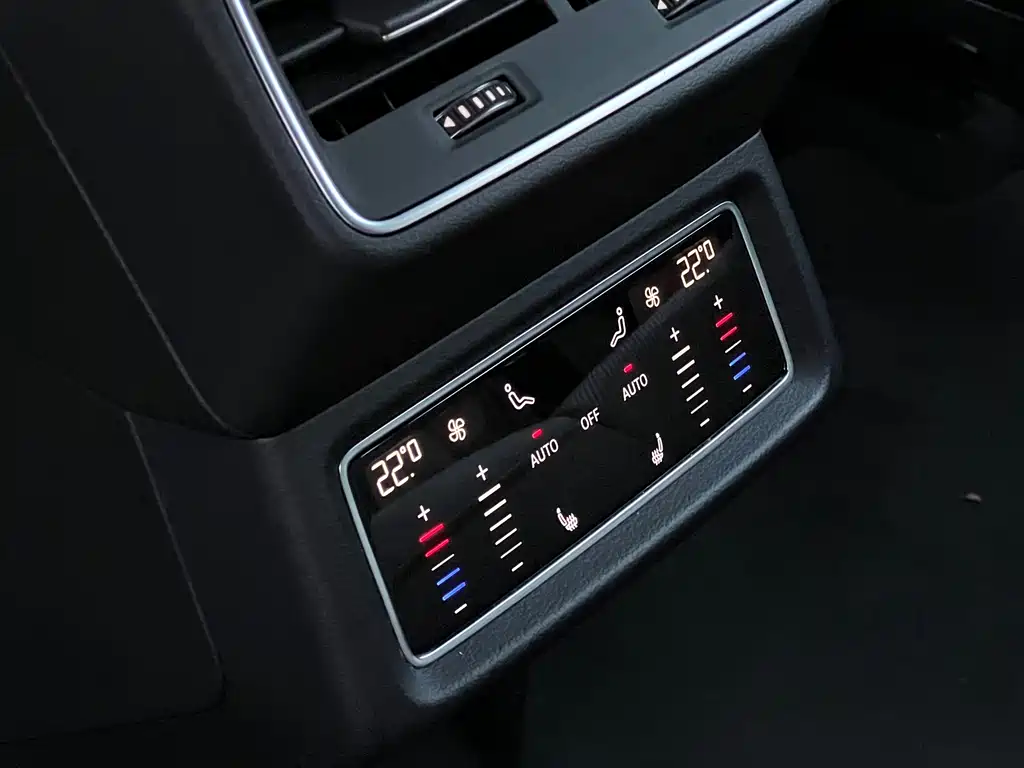 Audi e-tron 2022 — фото 18