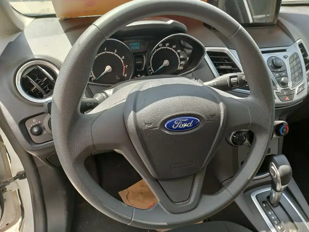 Ford Fiesta 2015 — фото 12