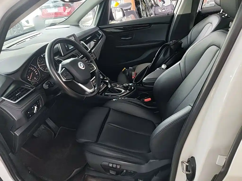 BMW 2 Series Active Tourer 2018 — фото 8