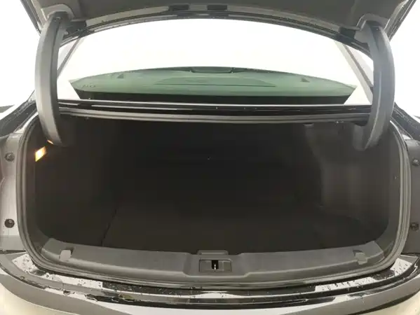 Hongqi E-QM5 2025