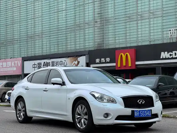 Infiniti Q70 2015