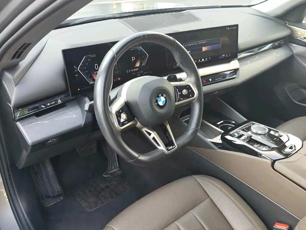 BMW 5 Series 2025 — фото 11