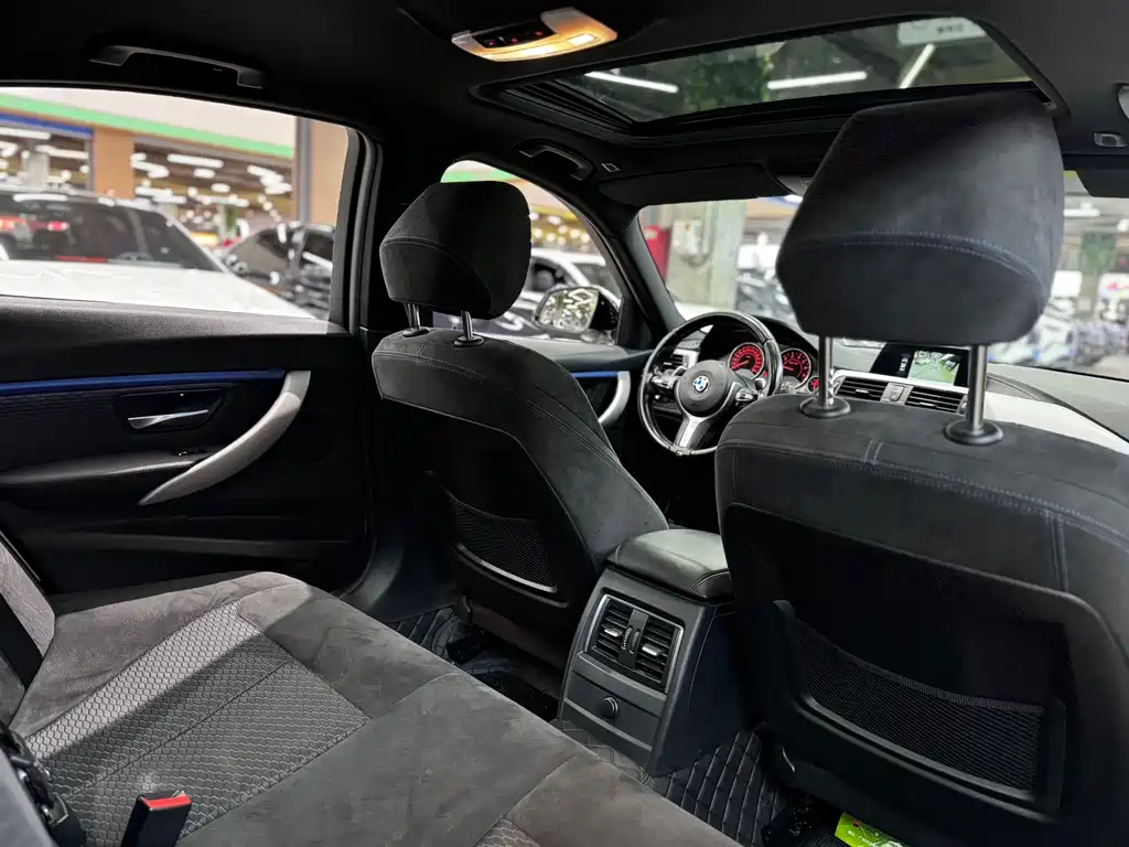 BMW 3 Series 2018 — фото 18