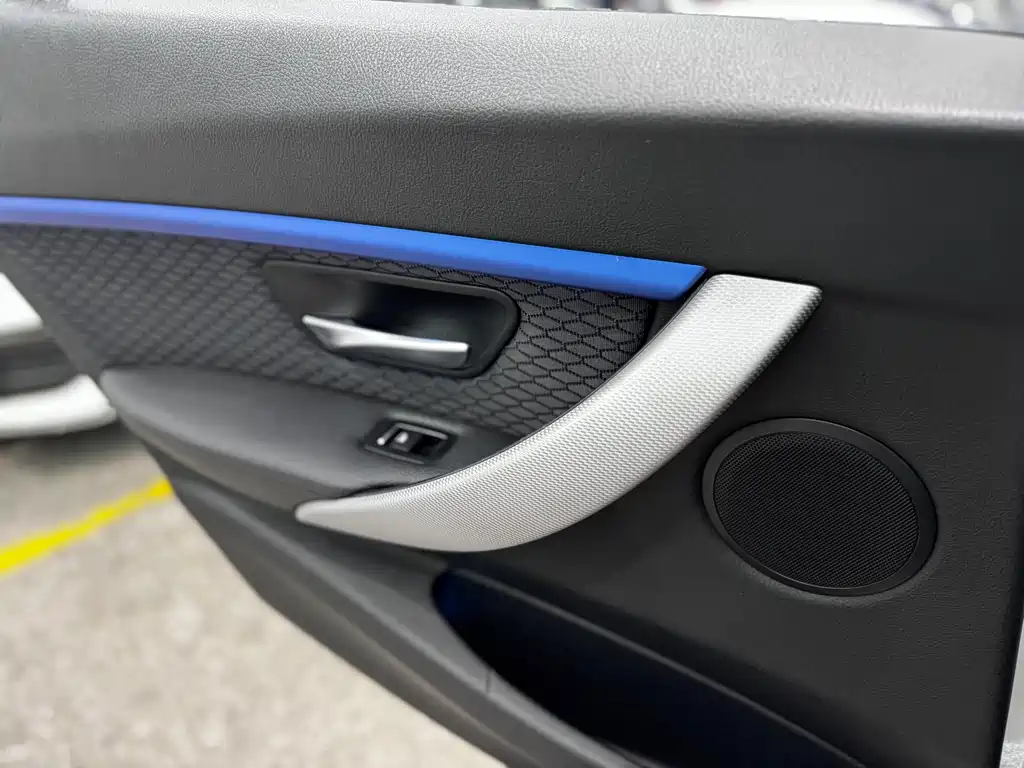 BMW 3 Series 2018 — фото 27