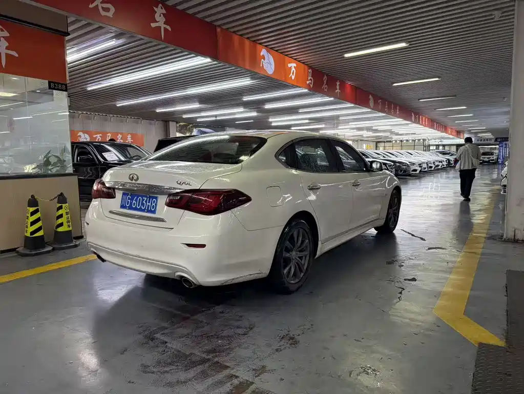 Infiniti Q70 2016