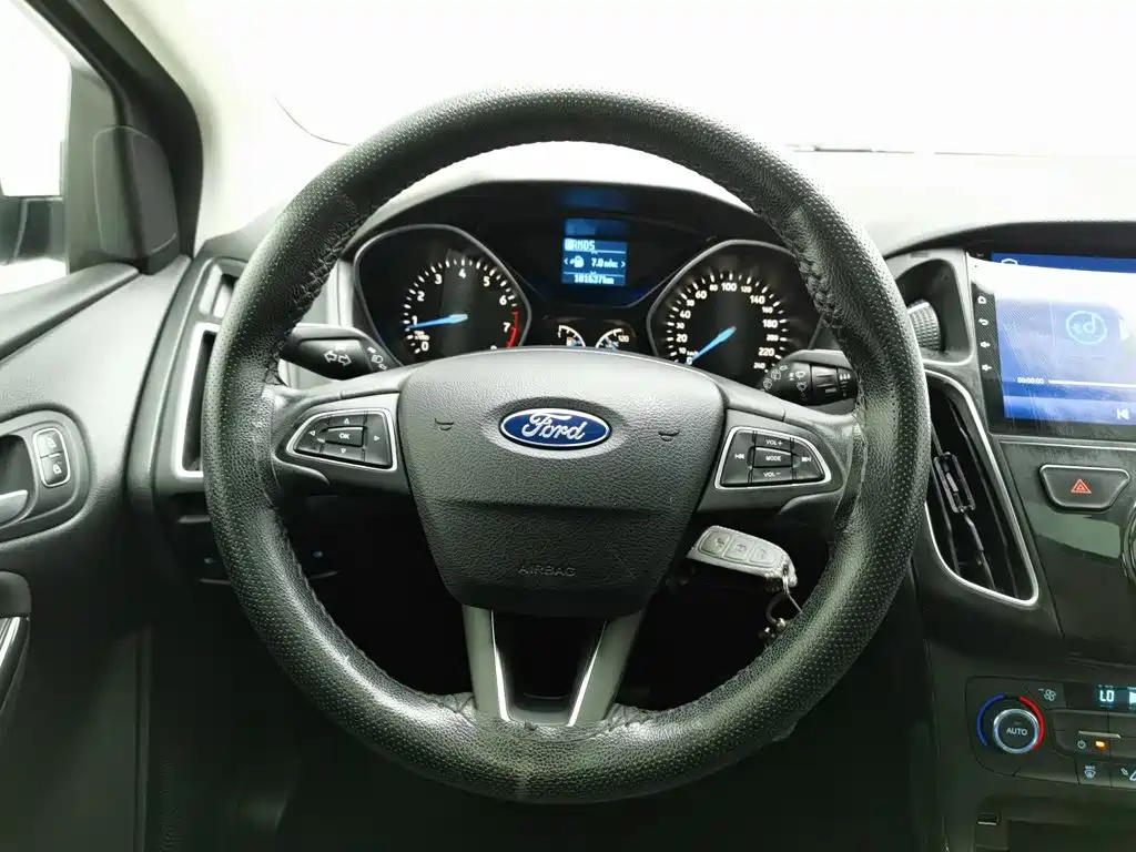 Ford Focus 2017 — фото 11
