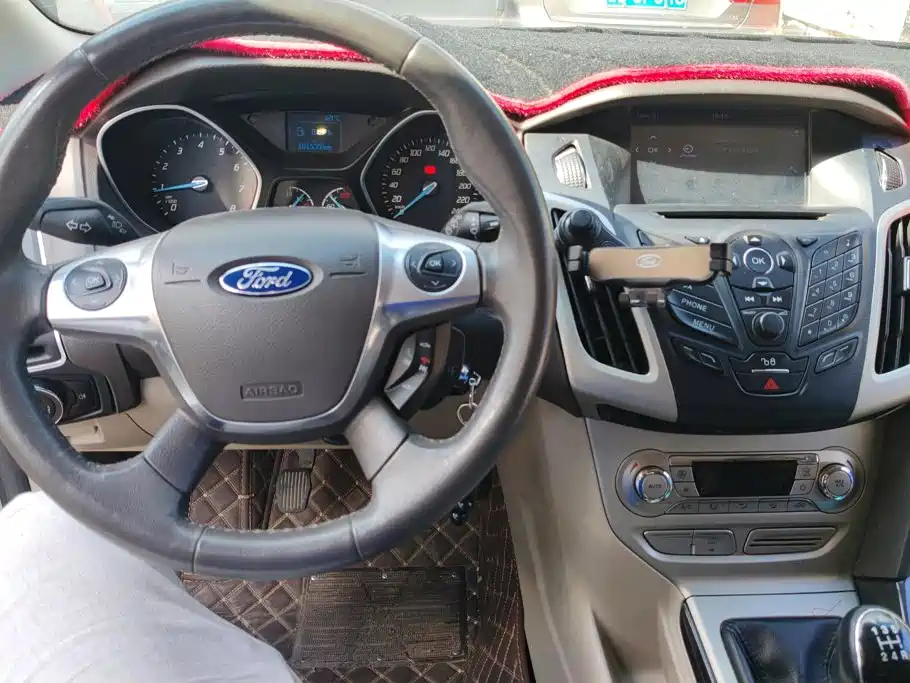 Ford Focus 2014 — фото 12