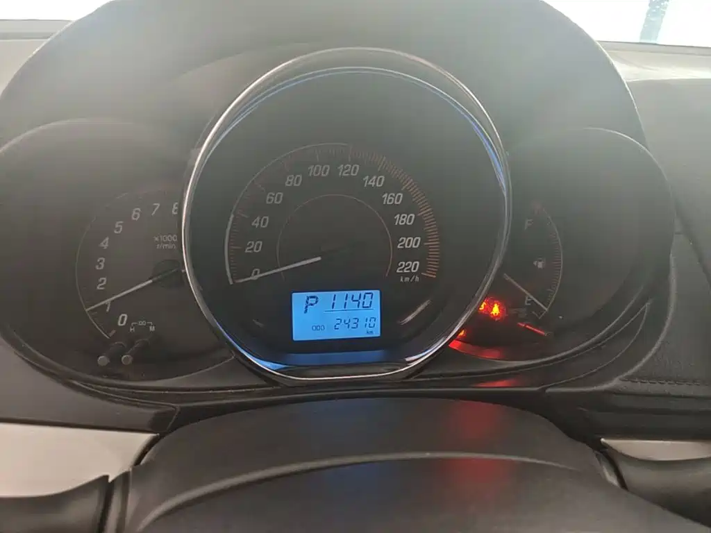 Toyota Yaris L 2021 — фото 12