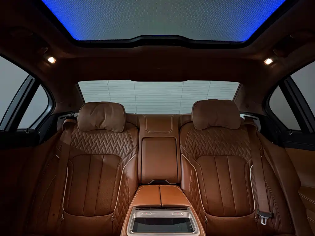 BMW 7 Series 2018 — фото 16