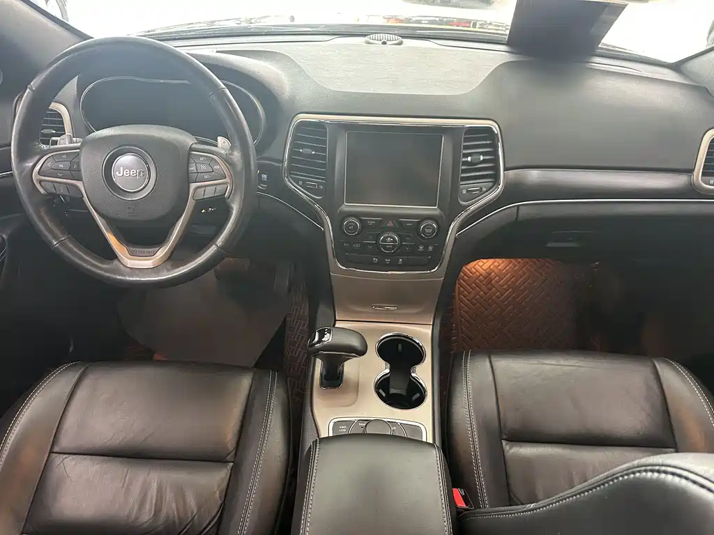 Jeep Grand Cherokee 2015 — фото 10